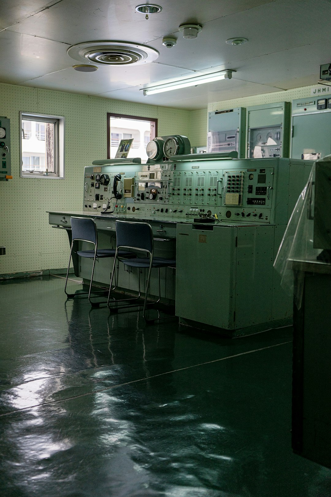 gallery-03 control-room-with-vintage-equipment-and-chairs-dt-v52ofski