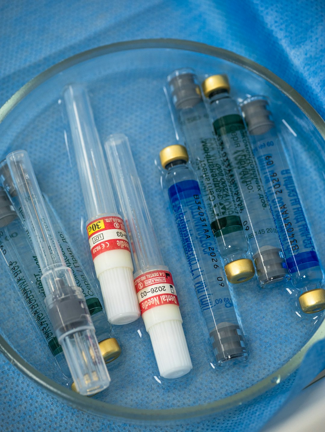syringes-and-vials-rest-in-a-medical-tray-0kibd0aimuc