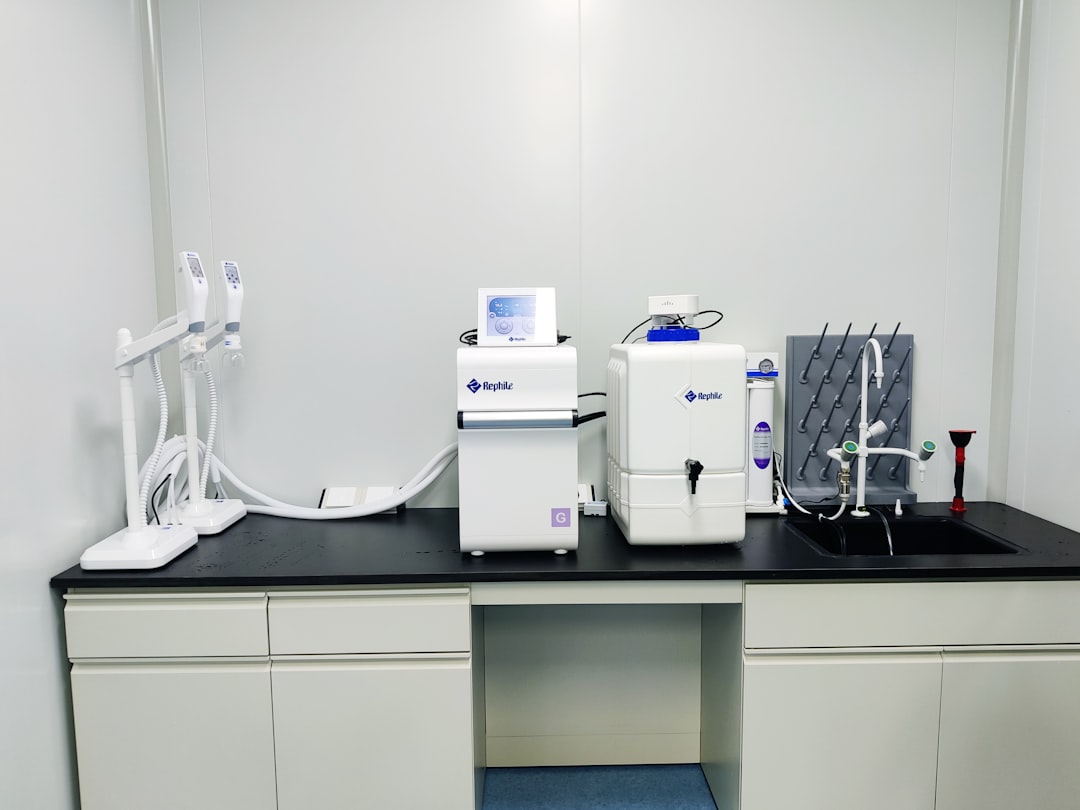 services-04 Genie ultrapure water purification system in laboratory
